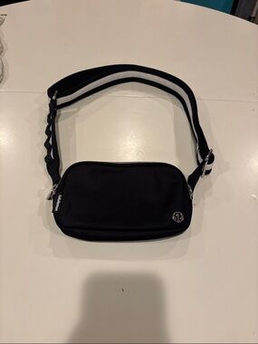 Lululemon Everywhere Crossbody Bag Black / White